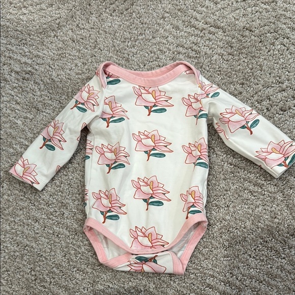 Monica and Andy baby girl set onesie 0-3 mo Magnolia Floral Baby Outfit with Hat - Picture 3 of 9